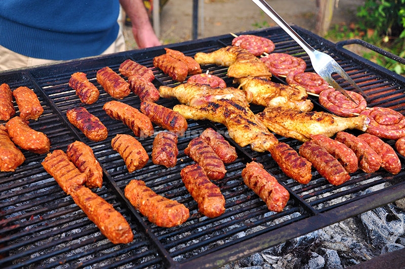 Zeci de kilograme de pastă de mici, confiscate din târgul auto
