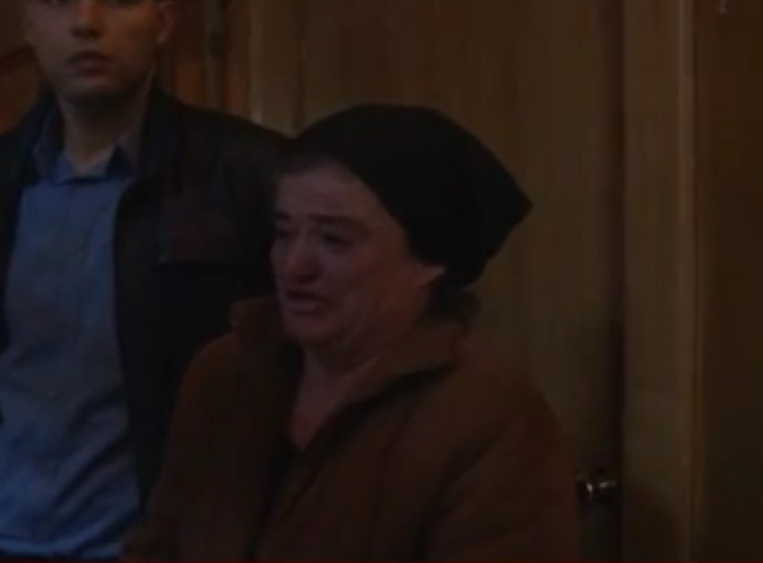 Închisoare pentru femeia care și-a înjunghiat fiul la beție