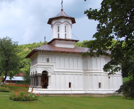 Mănăstirea ”Sfinții Părinți Ioachim și Ana” din Logrești – un loc de rai și închinăciune