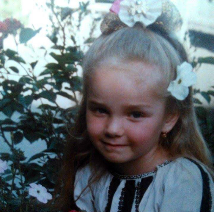 Blonduţă, cu cosiţe şi îmbrăcată în port popular! Astfel este ilustrată frumoasa interpretă de muzică populară Maria Constantin în fotografia alăturată. Deşi atunci avea doar 5 ani, vedeta căsătorită cu Marcel Toader, a iubit straiele populare încă de micuţă. Maria Constantin a fost vreme de mai mulţi ani solistă a Ansamblului Folcloric Profesionist „Doina Gorjului”, are un băieţel din căsătoria anterioară cu interpretul Ciprian Tapotă-Lătăreţu.