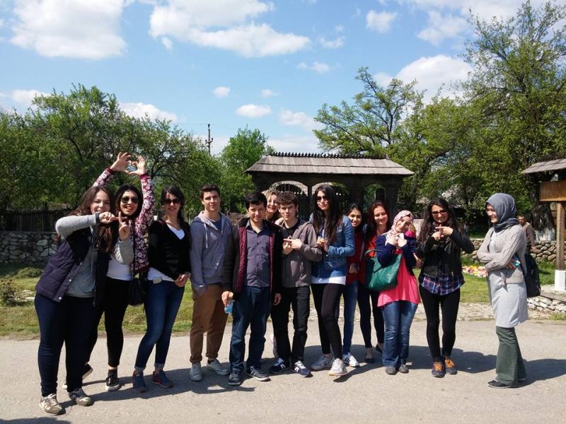 Excursie pentru integrarea studenților străini în mediul social și cultural gorjean, organizată de UCB