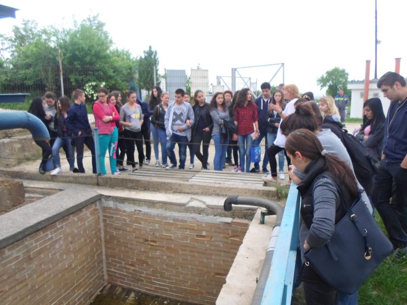 Elevi la Staţia de tratare din Dealul Târgului