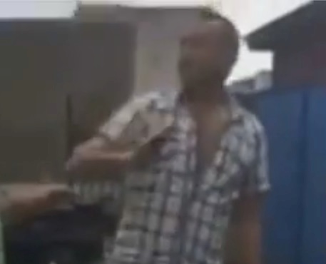 Cercetat după ce a bătut un câine cu bestialitate