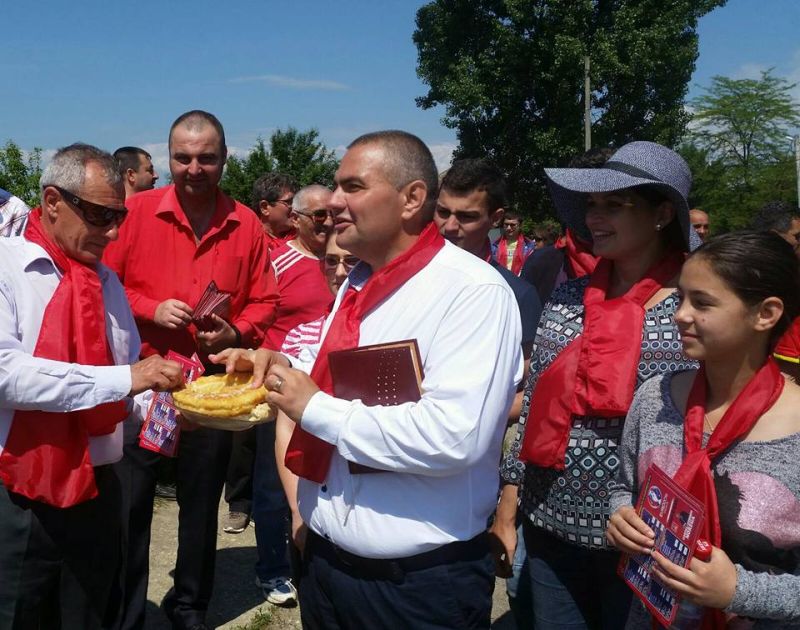 Candidatul Cosmin Morega, întâmpinat cu pâine şi sare la Horăşti, Leurda şi Însurăţei