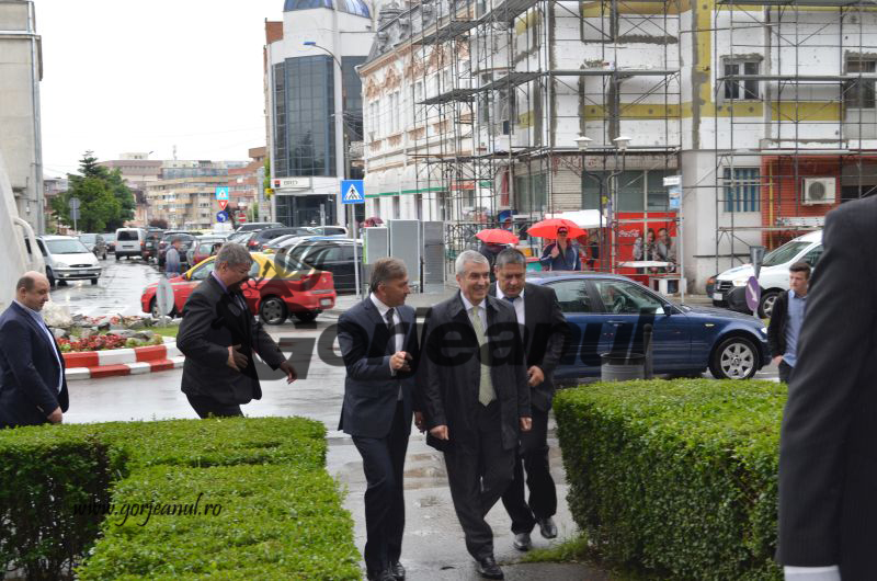 Tăriceanu a donat bani la Târgu-Jiu pentru „Cumințenia Pământului”, Dian nu!