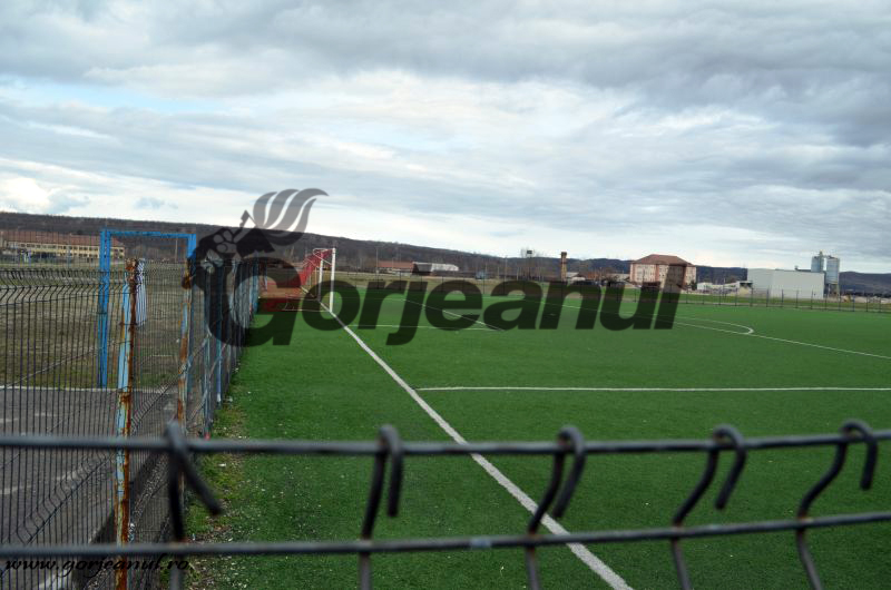 Terenul de fotbal cu gazon sintetic de la Roșia, bătaia de joc a lui Condescu și Berbecel