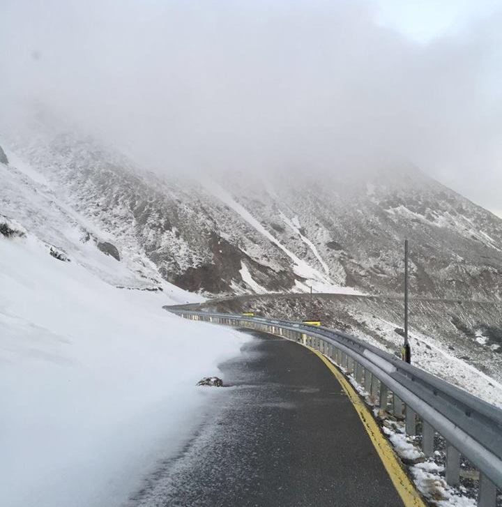 Ninsoare de mai pe Transalpina, Acumulările de zăpadă ating 3 metri pe „Drumul Regelui”