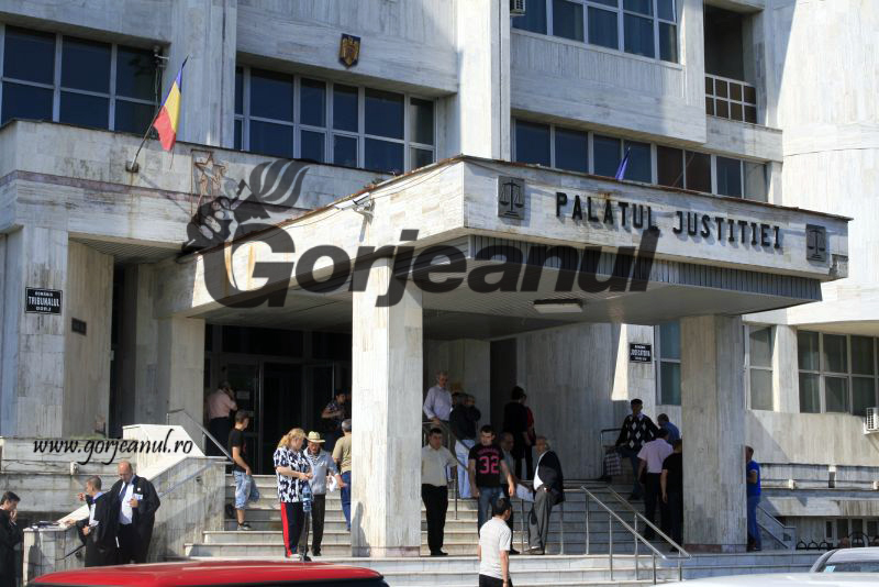 O grefieră a Tribunalului Gorj, cercetată de Parchetul de pe lângă Judecătoria Târgu-Jiu pentru înșelăciune