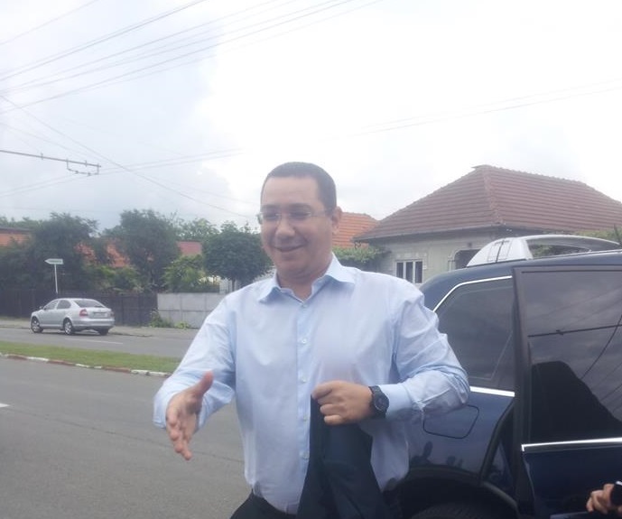 FOTO/ VIDEO: Victor Ponta, la Școala Gimnazială din Vădeni