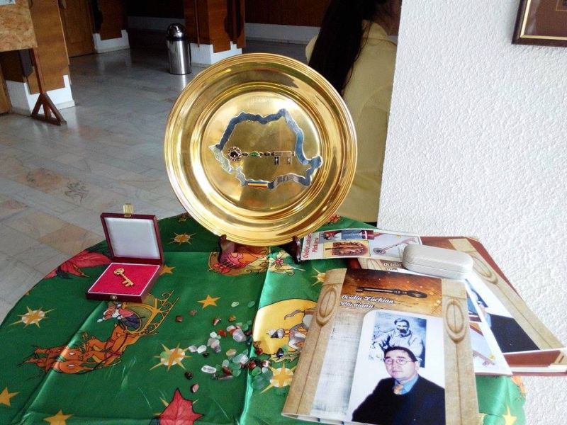 Un artist gorjean realizează o cheie din aur pentru André Rieu