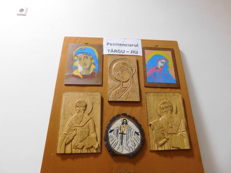 Lucrări realizate de deținuți, expuse la Muzeul Județean Gorj