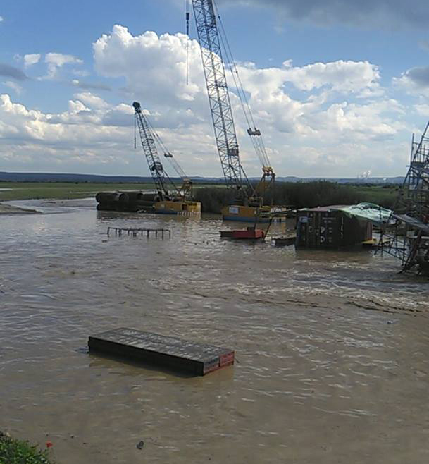 Mașini și utilaje, luate de viitură la ieșirea din Târgu-Jiu