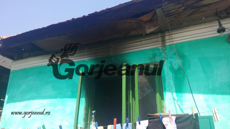 Încătușat după ce a incendiat casa