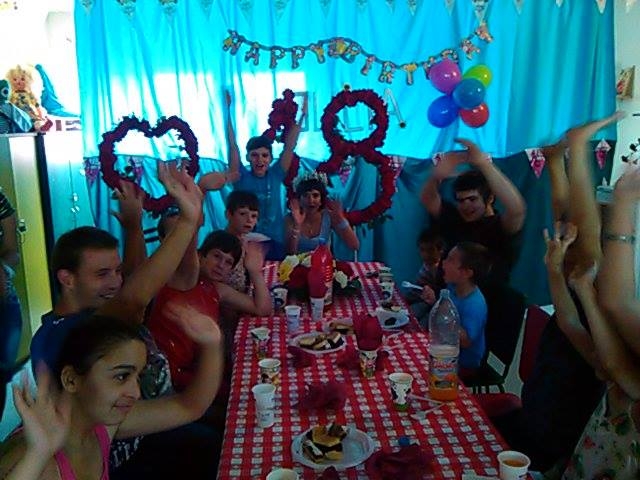 După 13 ani de îngrijiri la CSCCH Târgu-Jiu, Iulia este complet recuperată și a fost creștinată în ziua majoratului