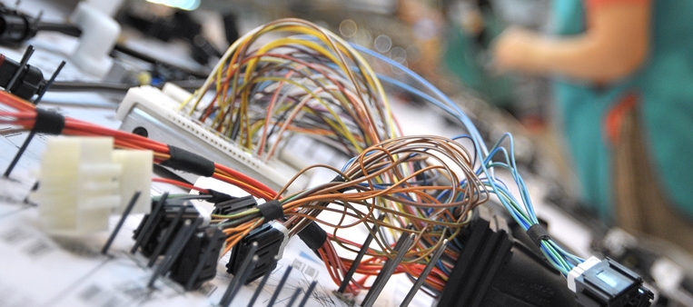 80 de gorjeni, selectați să lucreze la fabricile de cablaje din Arad și Timiș