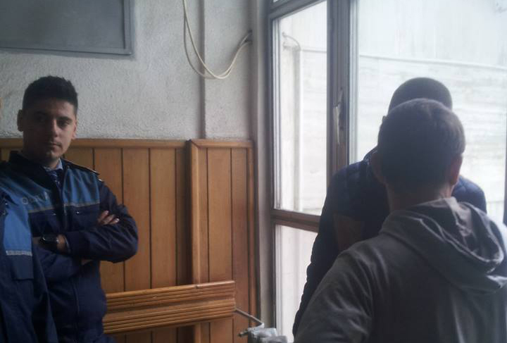 Hoții arestați la domiciliu, trimiși în judecată