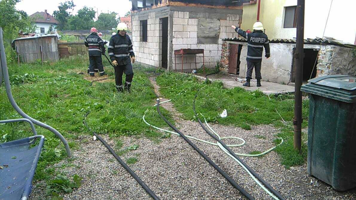 Incendiu la Dănești: O femeie a uitat mâncarea pe foc