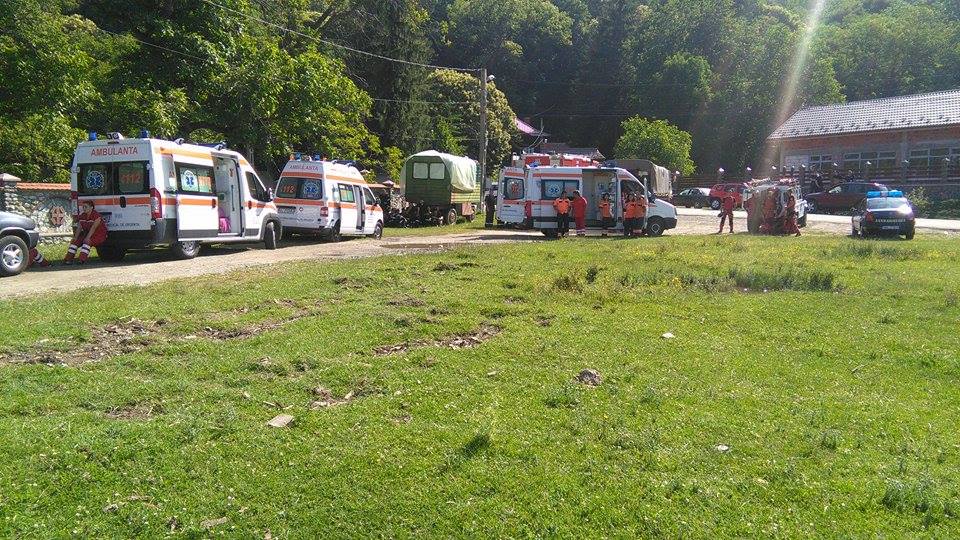 Scenariu ”de groază” Incendiu lângă Mănăstirea Polovragi: Chilie cuprinsă de flăcări și un microbuz răsturnat în prăpastie