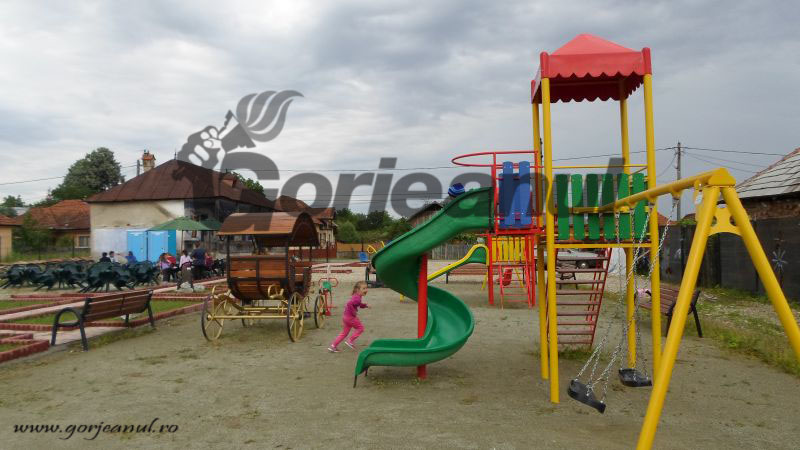 Parc pentru copii şi teren de minigolf, la Hobiţa – La 81 de ani, Sergiu Mischie şi Fiul au realizat, cu fonduri europene, un parc pentru copii şi teren de minigolf