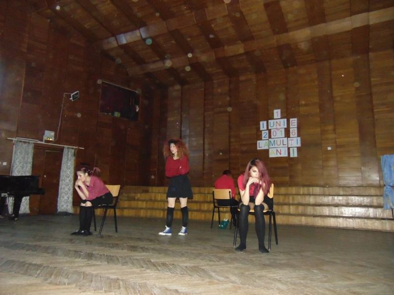 Elevi-actori din Gorj, premiați la un festival de teatru francofon