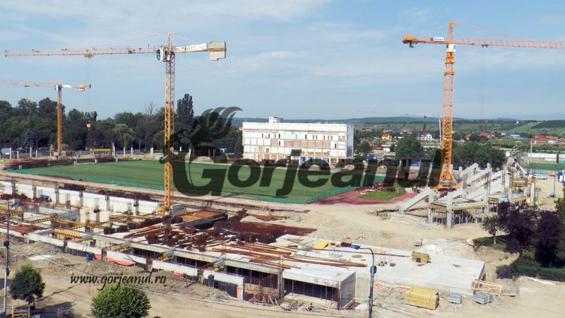 Firma care construieşte stadioanele din Târgu-Jiu şi Craiova nu găseşte forţă de muncă