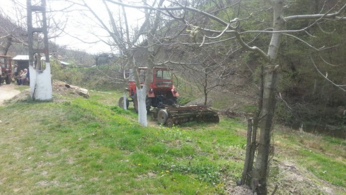 Tractorist încătușat, după ce a pus Poliția pe jar