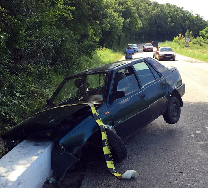 Accident la Lelești: O șoferiță a intrat cu mașina într-un cap de pod