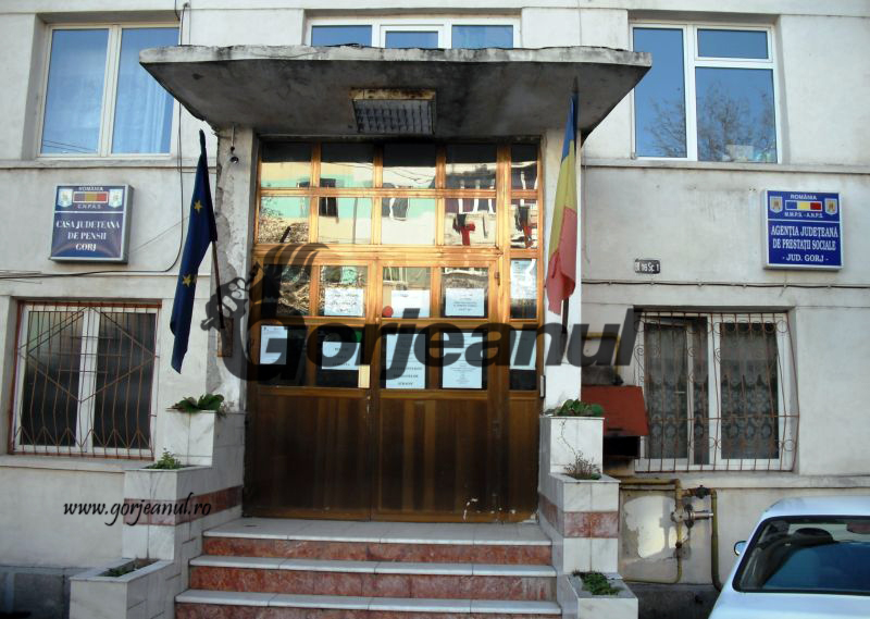 Pentru a nu pierde pensia de urmaş / Studenţii gorjeni, aşteptaţi la CJP Gorj pentru depunerea adeverinţelor