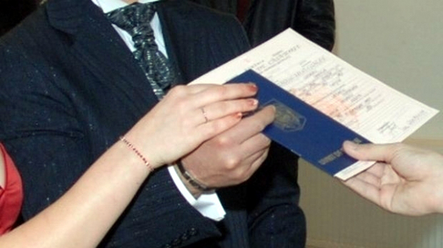 De Valentine’s Day, o singură cununie la Poarta Sărutului