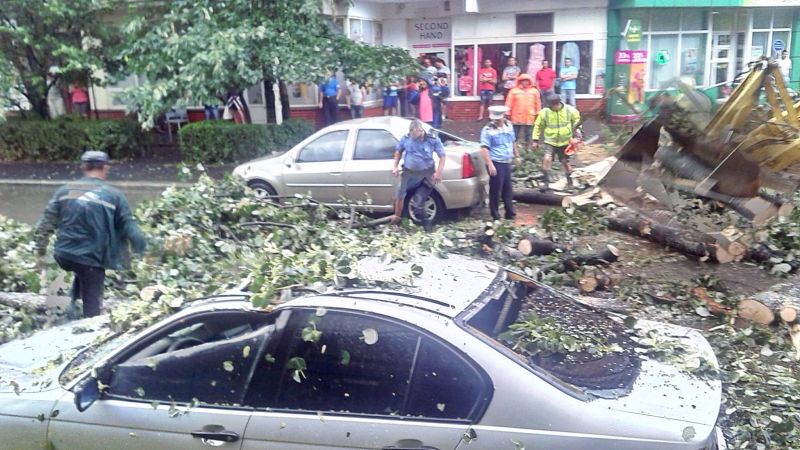 Victime, inundații, pagube! Ploile și vântul au făcut ravagii în Gorj