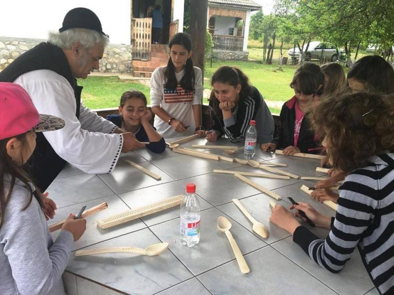 Copii din Târgu-Jiu, inițiați în tainele meșteșugurilor tradiționale