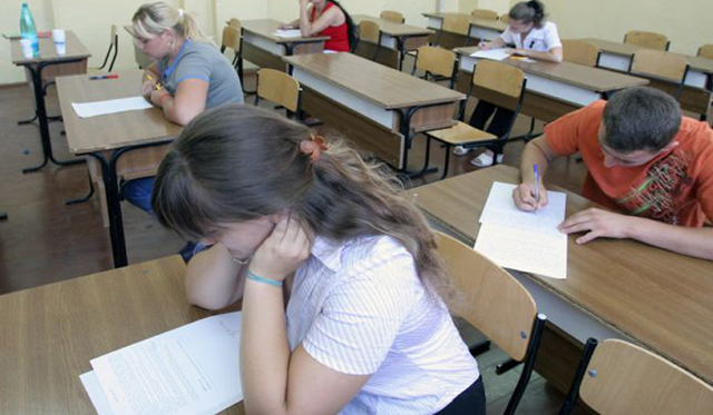 Elevii corigenți se pregătesc de examene