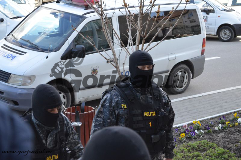 Mascați de la trupele speciale de intervenție, amenințați cu moartea