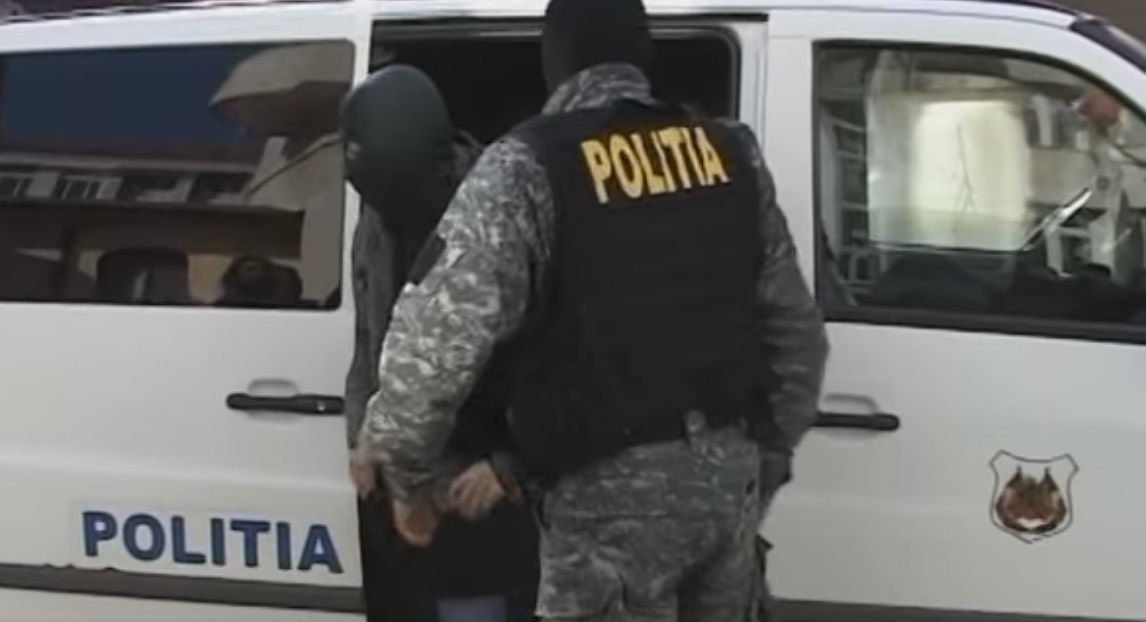 Tânăr acuzat de trafic de droguri, învoit din arest ca să se angajeze