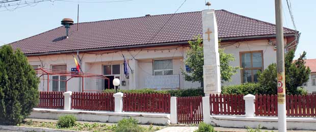 Bani cu nemiluita, aruncați la canalizare în Mușetești