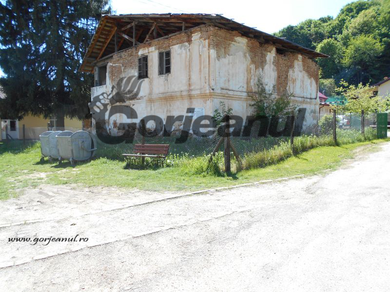 O acoperi și e ca nouă: Muzeul Județean i-a asigurat doar paragină Casei Moangă-Pleșoianu de la Săcelu