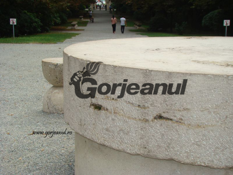 Misterul plăcuţei explicative de pe Masa Tăcerii