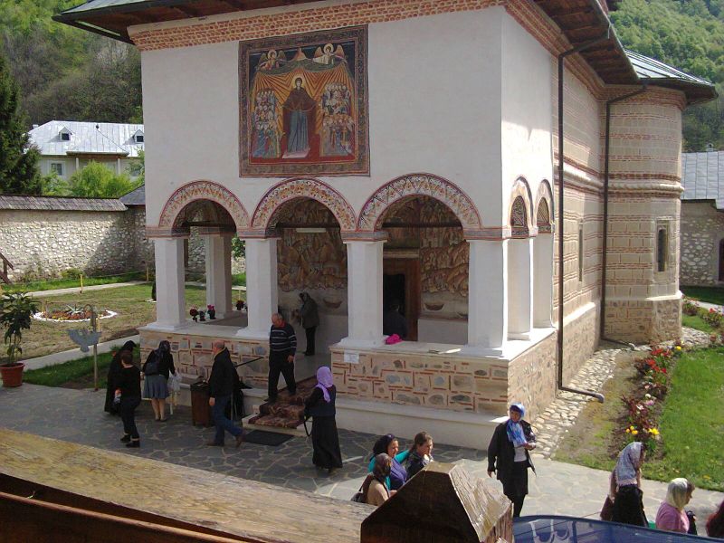 Slujire Arhierească la înmormântarea Maicii starețe Evghenia stavrofora, de la Mănăstirea Polovragi, județul Gorj