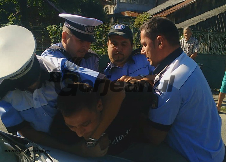 Plângere la DNA, după imagini șocante surprinse în trafic! Șofer din Gorj, imobilizat și încătușat de patru polițiști