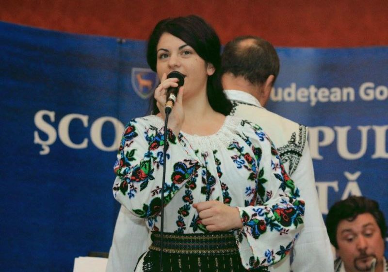 Două tinere din Gorj, la faza finală a Festivalului naţional de folclor “Ion Albeşteanu”