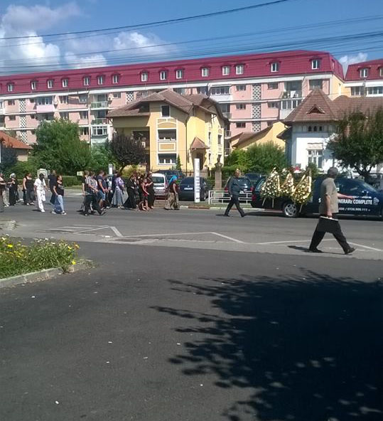 Înmormântare cu lăutari pe străzile din Târgu-Jiu