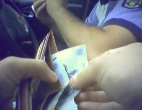 Judecat după ce a fost filmat în timp ce îi dădea șpagă unui polițist