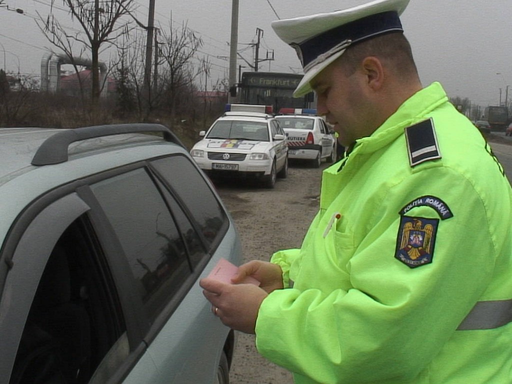 Au rămas fără mașini după ce au luat oameni ”la ocazie”