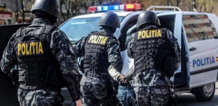 Percheziții încheiate cu rețineri