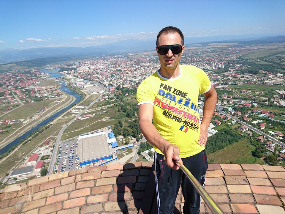 Un târgujian a avut nevoie de ajutor după ce s-a urcat pe turnul de la CET pentru un selfie