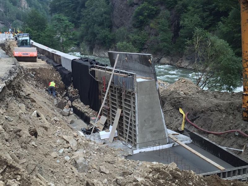 Bariere antitorent și ziduri de sprijin, în Defileul Jiului