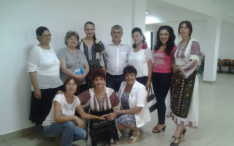 Elvira Șarapatin și organizația de femei a PSD Tismana, la asistații de la căminul din Suseni