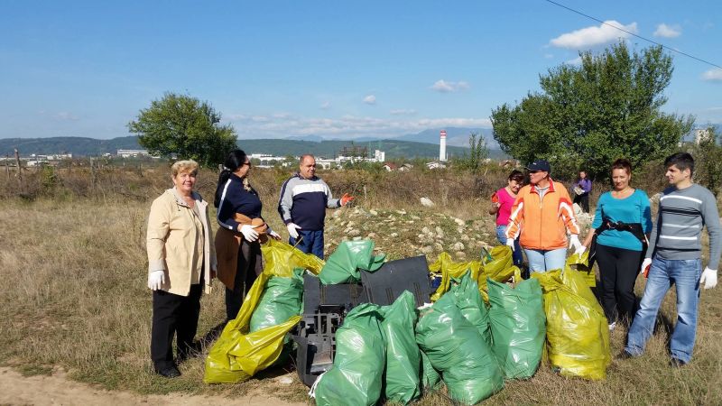 Angajații Consiliului Județean au strâns peste două sute de saci cu gunoaie