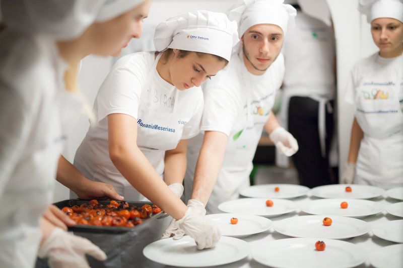 Sub bagheta lui Chef Cezar, 50 de elevi din Gorj au organizat o cină fastuoasă la Castelul Bran
