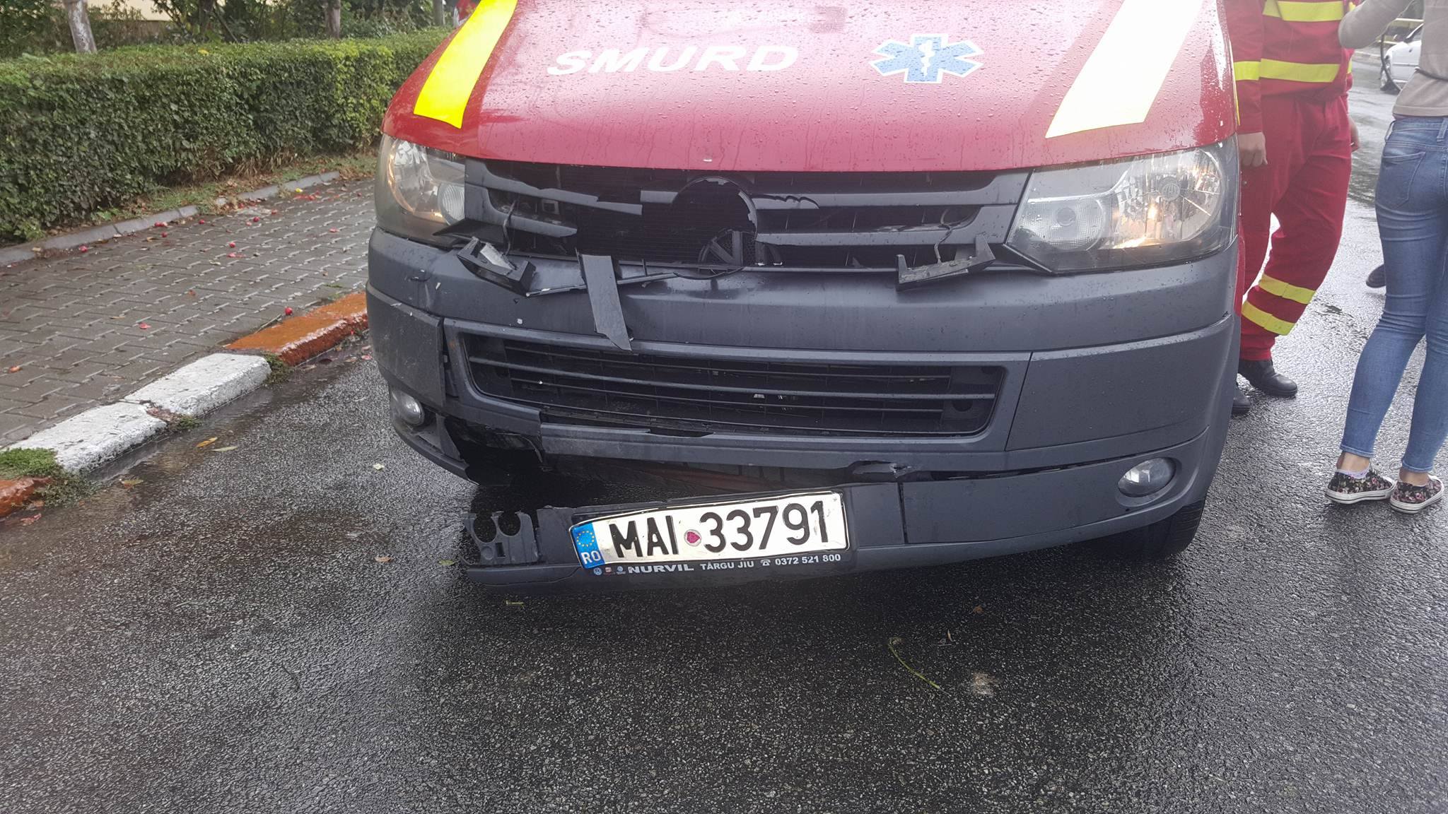 Ambulanță SMURD, lovită în misiune